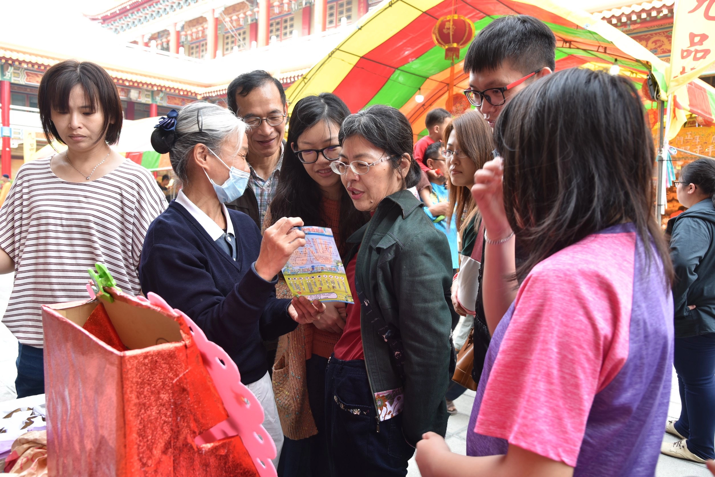 志工拿著環保宣傳DM向民眾說明,了解環保如何落實在生活中。