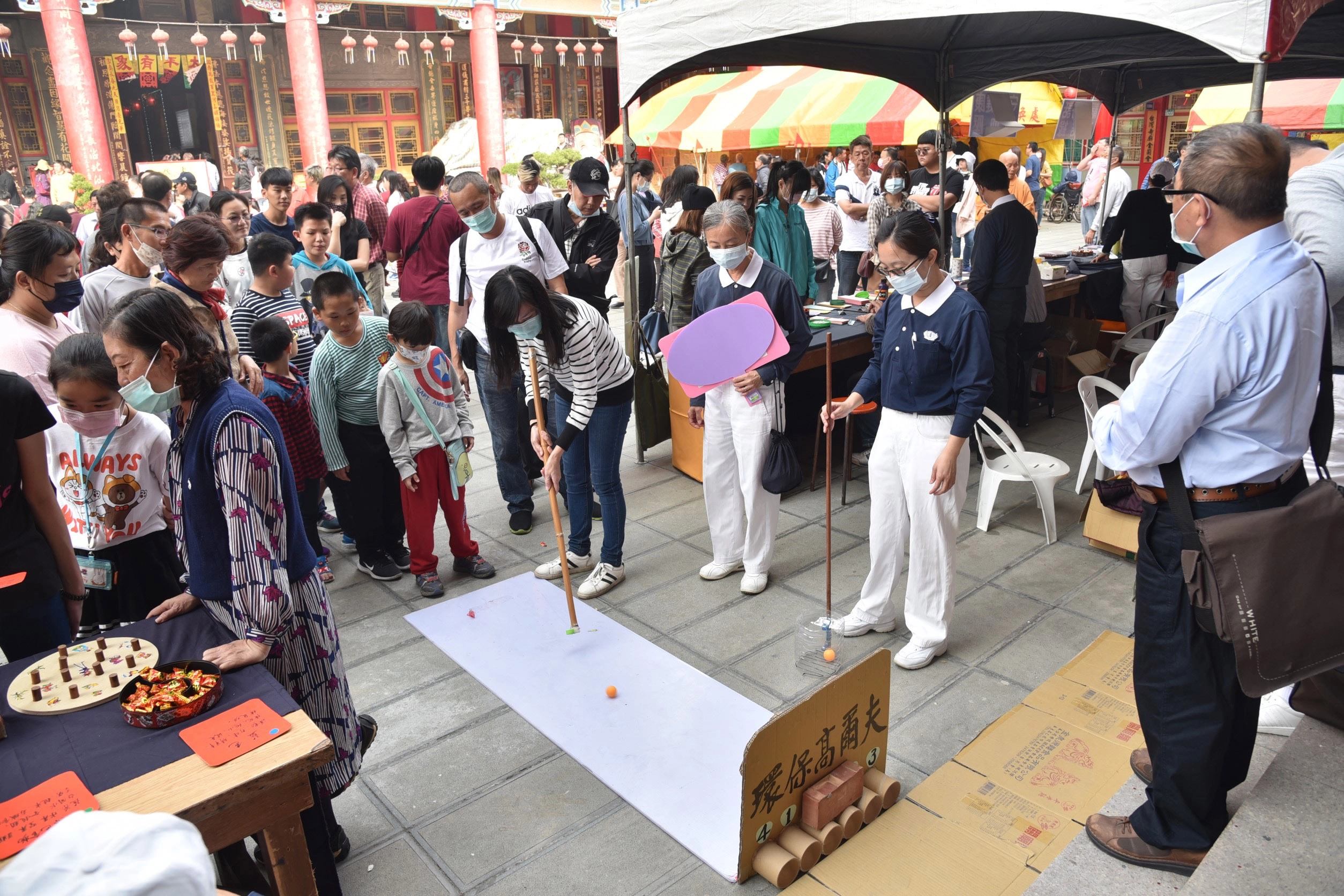 環保闖關藉由回收物資做成的高爾夫球遊具,吸引大人小孩來闖關,將環保知識和民眾分享。