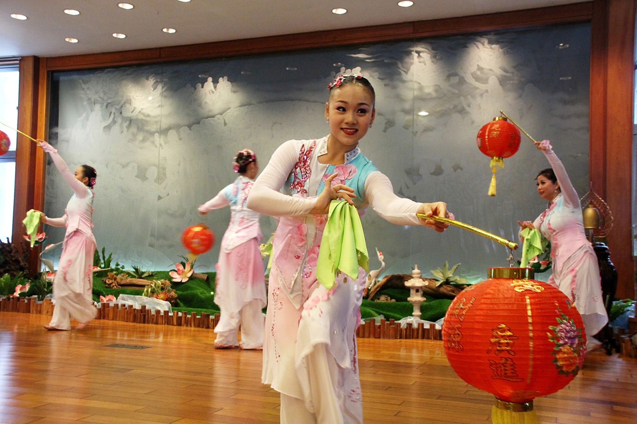 藝姿舞集演繹「彩浥祈天」、「舞春」、「春日禮讚」等節目,帶來佳節熱鬧氛圍也祝福參與會眾平安吉祥。
