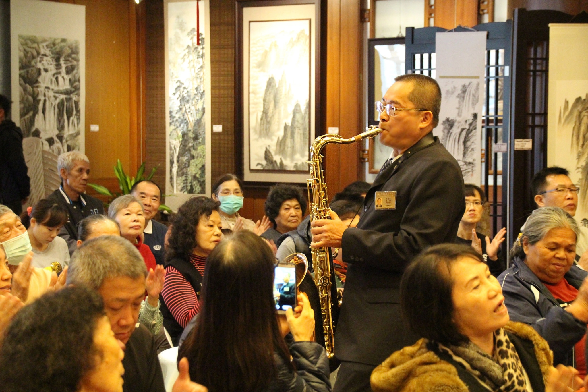 志工吳東寶透過薩克斯風巧妙地將樂曲與佛法道理結合,耳熟能詳的歌曲也讓現場會眾一起合唱,將現場氣氛炒熱至高點。