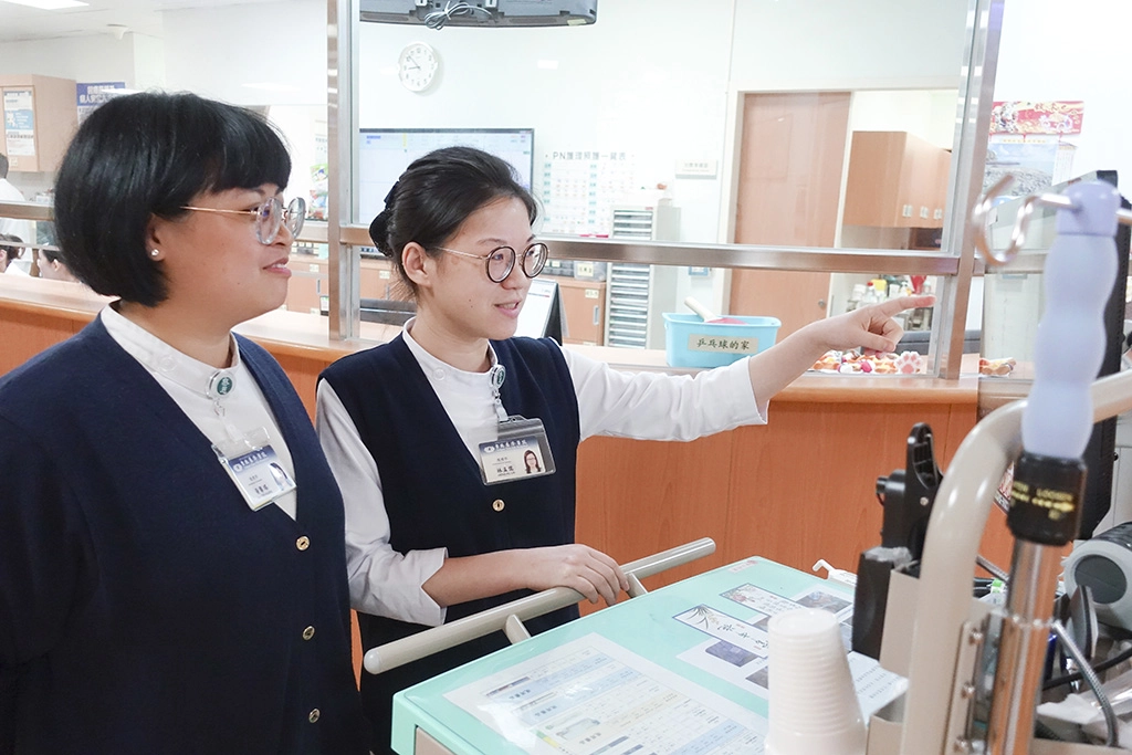 「只要是幫病人做的事都是好的,只是怎麼樣可以做得更好。」林孟儒鼓勵學妹黃馨 瑤(左)練就更好的臨床技巧。