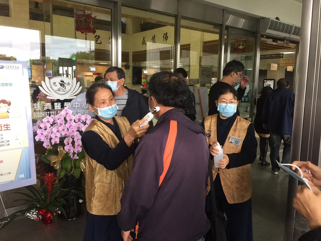 指揮中心表示,鑒於中國大陸新型冠狀病毒感染肺炎疫情持續擴大,將針對大眾運輸、公眾集會及各級學校、教育機關及團體等訂定相關指引,提供各項防疫措施,以降低感染風險,相關資料置於疾病管制署全球資訊網「嚴重特殊傳染性肺炎」(武漢肺炎)專區。