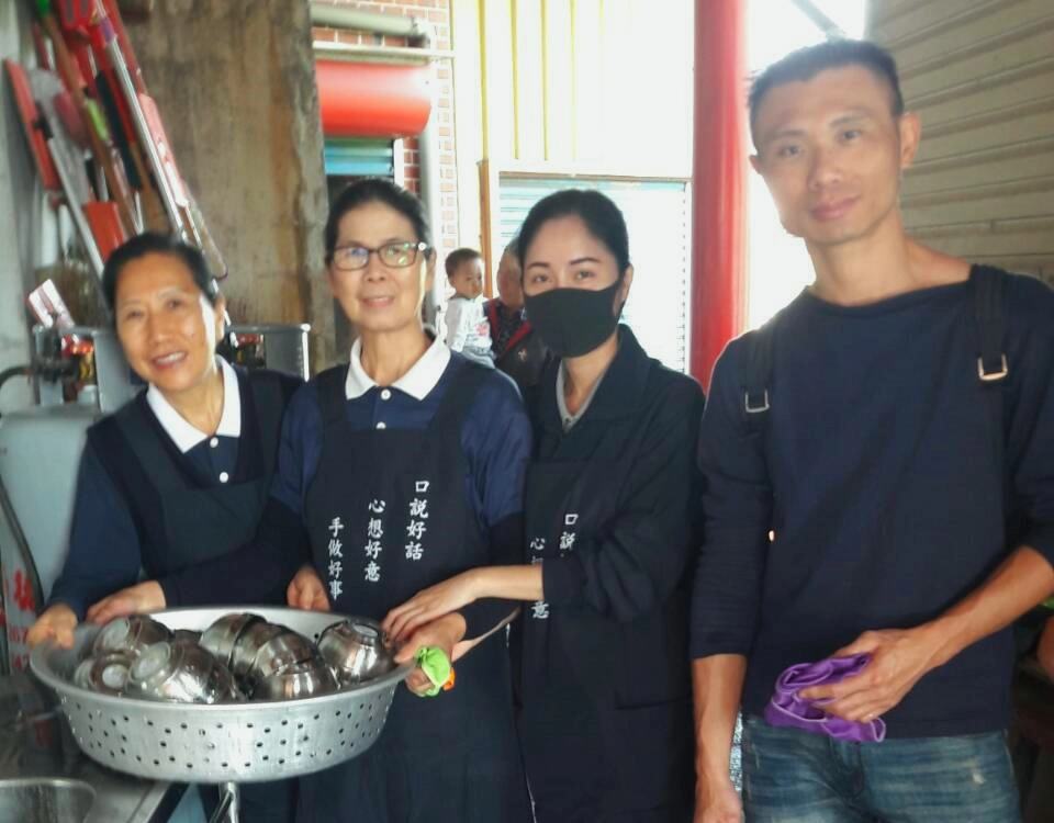 今年響應環保,在清洗及衛生安全考量下,邀請慈濟志工實際到寺裡操作清洗及消毒的作業流程,為一天就有上千香客的健康做嚴密的把關。