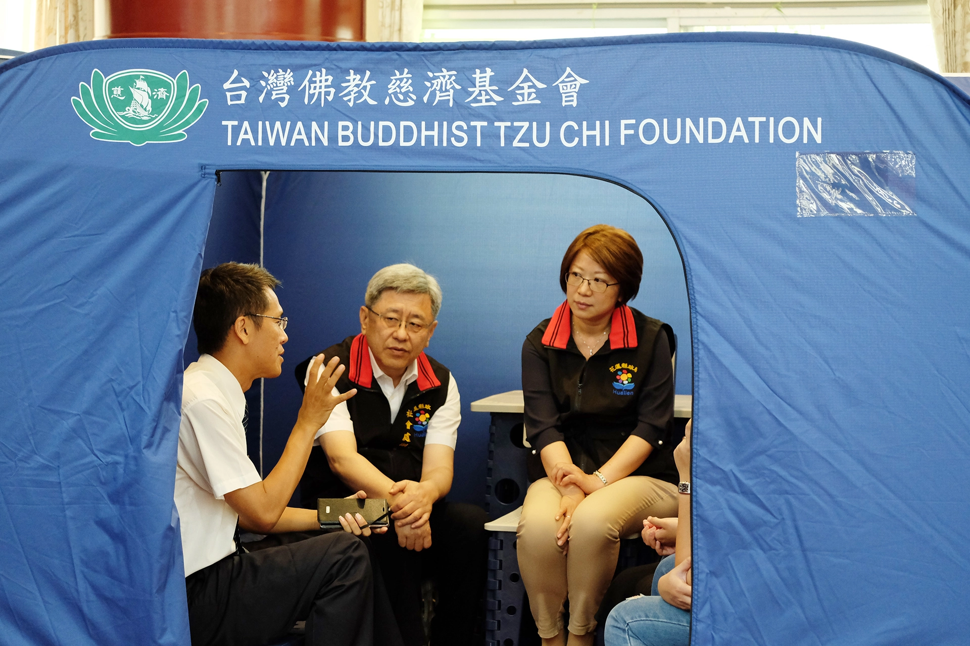 慈濟特別於現場展示防災與防疫商品,花蓮縣府主管也一同了解體驗。