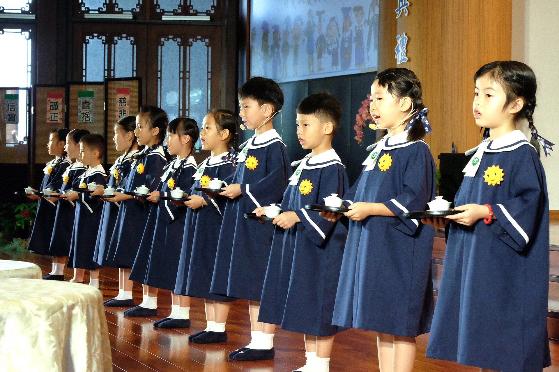 慈濟慈善基金會附設私立花蓮大愛幼兒園4日上午在同心圓集會所辦理第五屆畢業典禮,11位畢業生特別於會 場表達對父母的感恩,以奉茶謝恩情,場面溫馨感人。