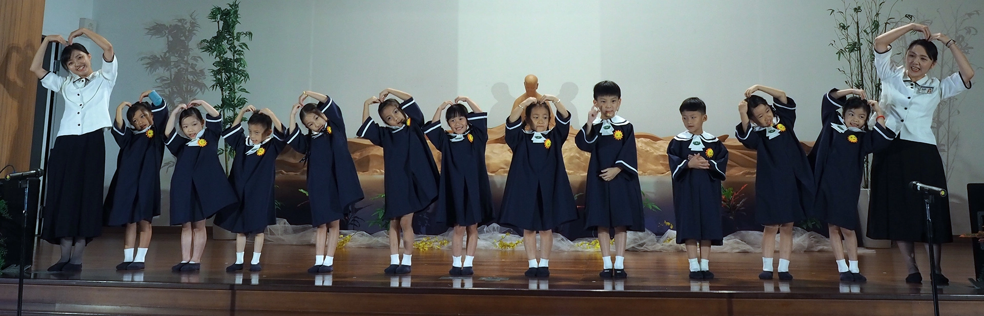 最後全體畢業生與師長、父母一同合影留念,揮別幼兒園,祝福邁入人生下一個階段。