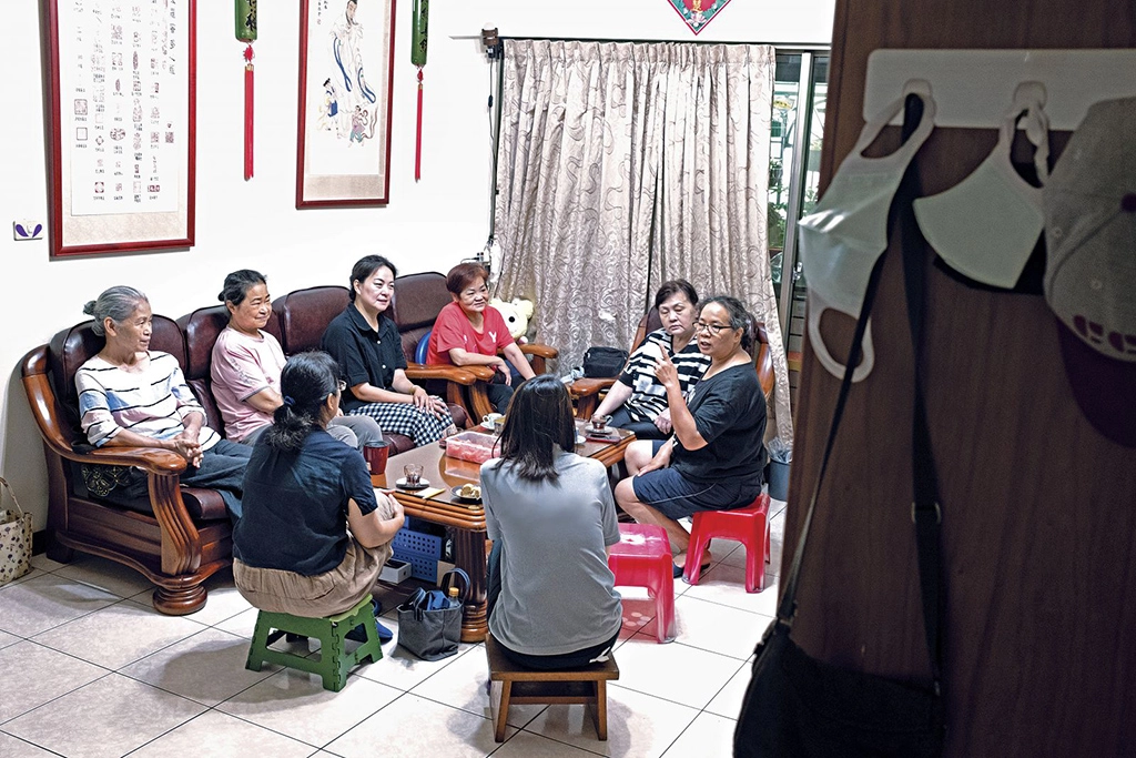 疫情緩和後,訪視志工林春金(右一)家中多位志工面對面互動,曾受幫助的社區居民,如今生活改善成為會員,也來相聚分享近況。