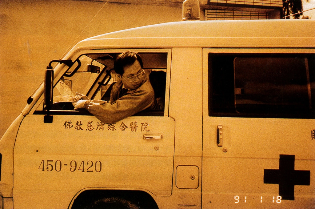 臺大醫學系畢業後，自願前往花蓮服務的王英偉醫師，醫師兼司機，病人走不出來，他走進去。
