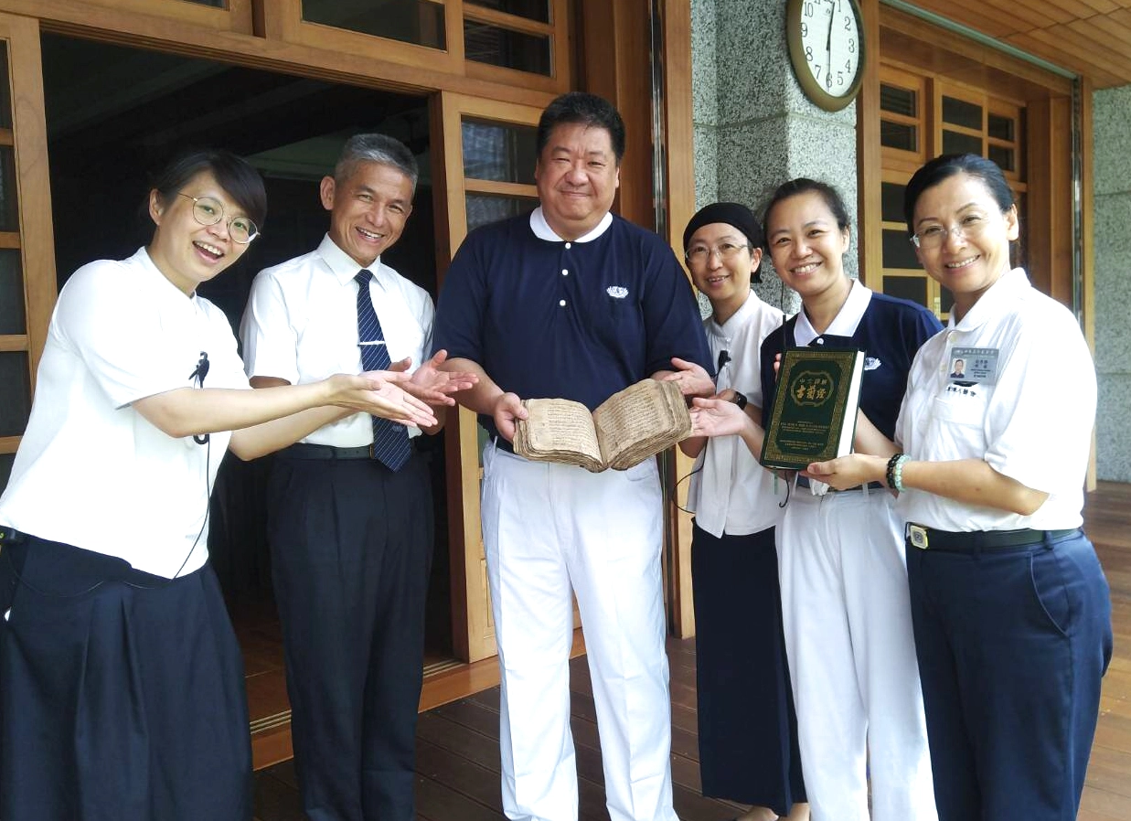 具穆斯林身份的土耳其台籍慈濟人胡光中,親送一本有五百年歷史的手抄本古蘭經給證嚴法師,證嚴法師回贈胡光中師兄無量義經,期使這位證嚴法師的穆斯林信徒持續執行不分宗教的大愛精神。