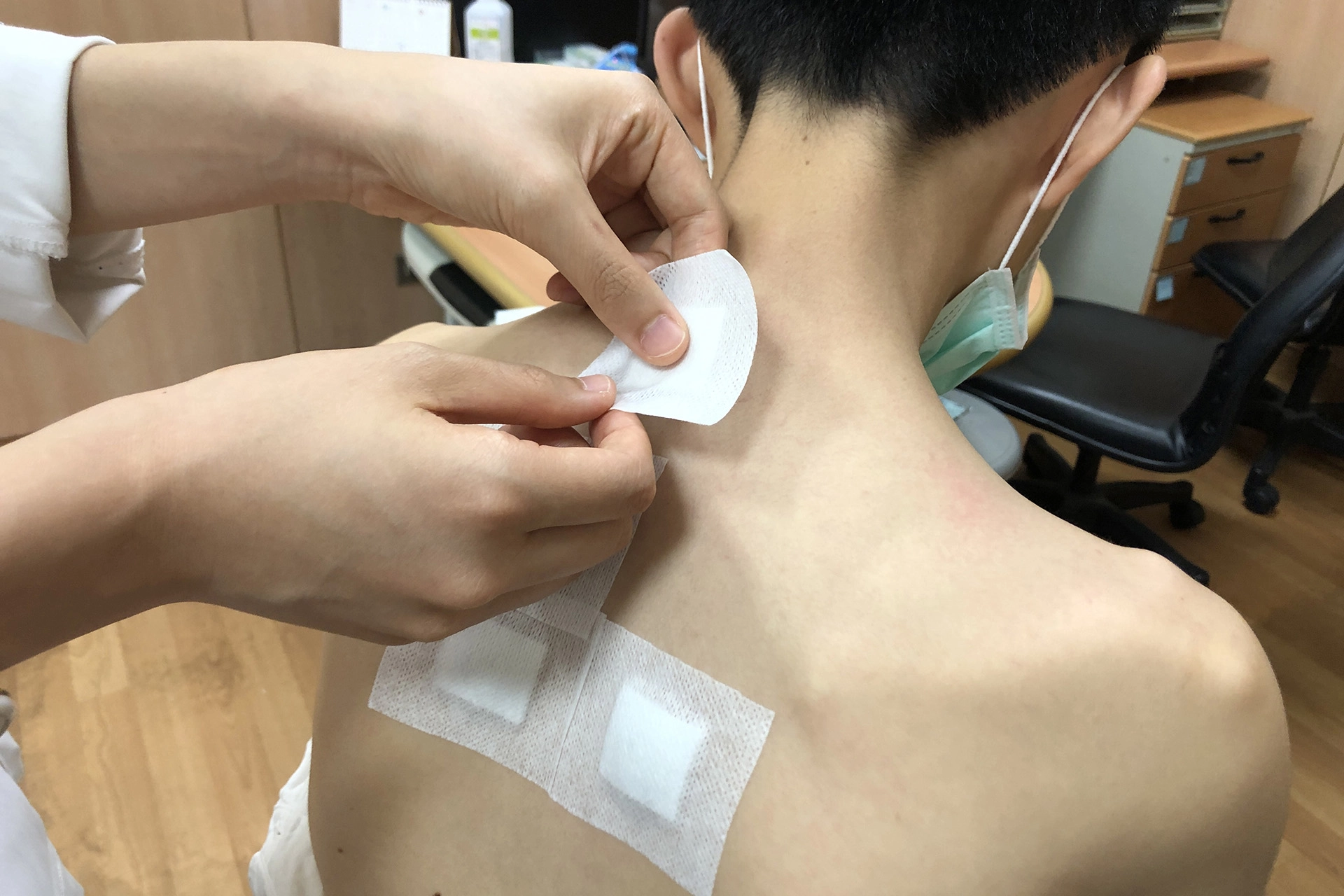 貼敷合宜的穴位,熱性中藥經由皮膚、肌肉深入經絡到達病處。