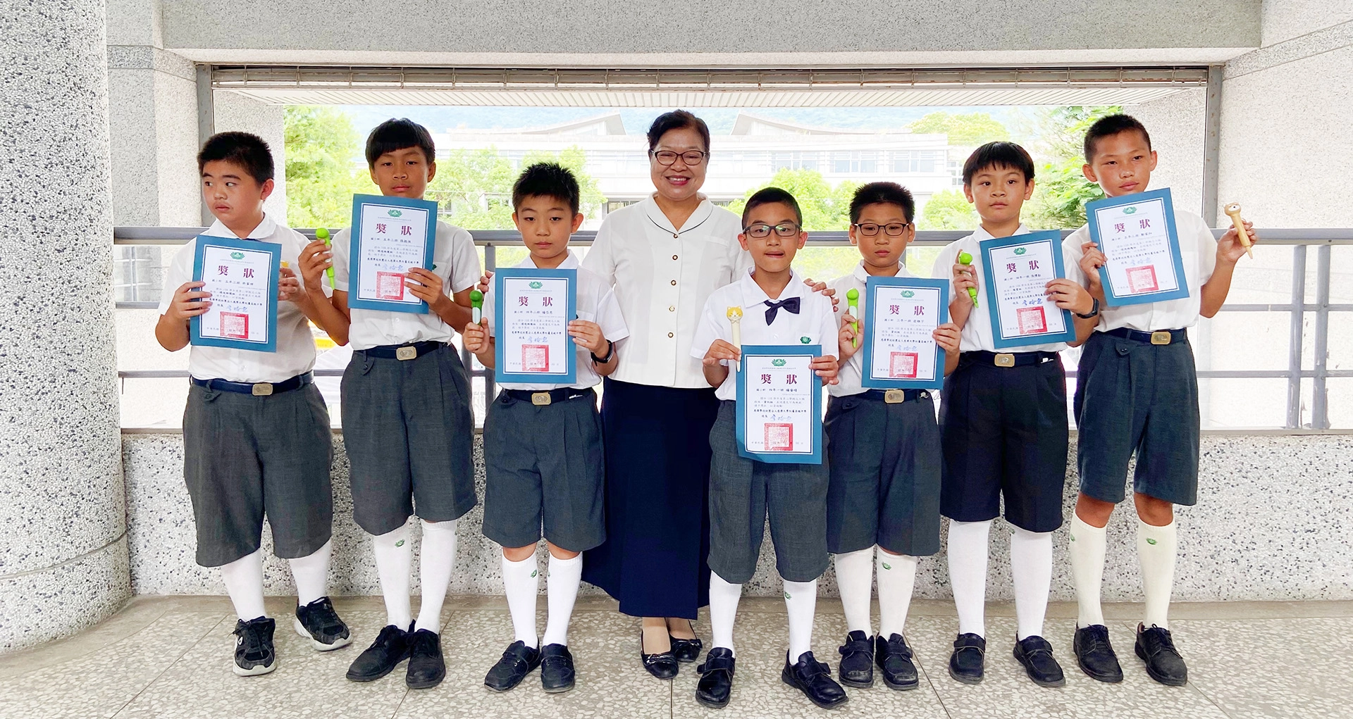慈濟大學附屬高級中學附設國民小學部108學年度第二學期優秀小志工表揚活動,9日上午在會議室辦理,76位小志工獲得獎狀與紀念品。