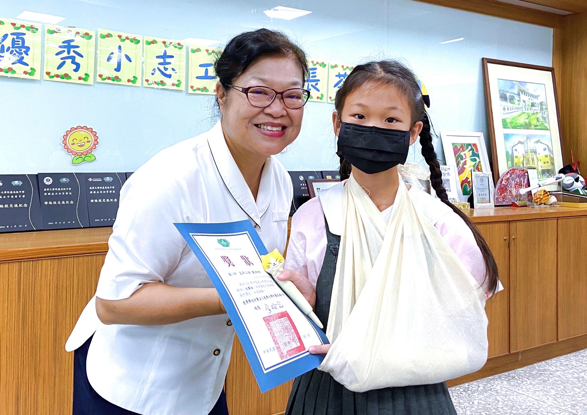 劉甜甜因收餐時不小心弄傷手,即使受傷仍願意繼續服務,她說:「服務過程是快樂,能學習包容與感恩,只要我能力所及,我要繼續幫助別人。」