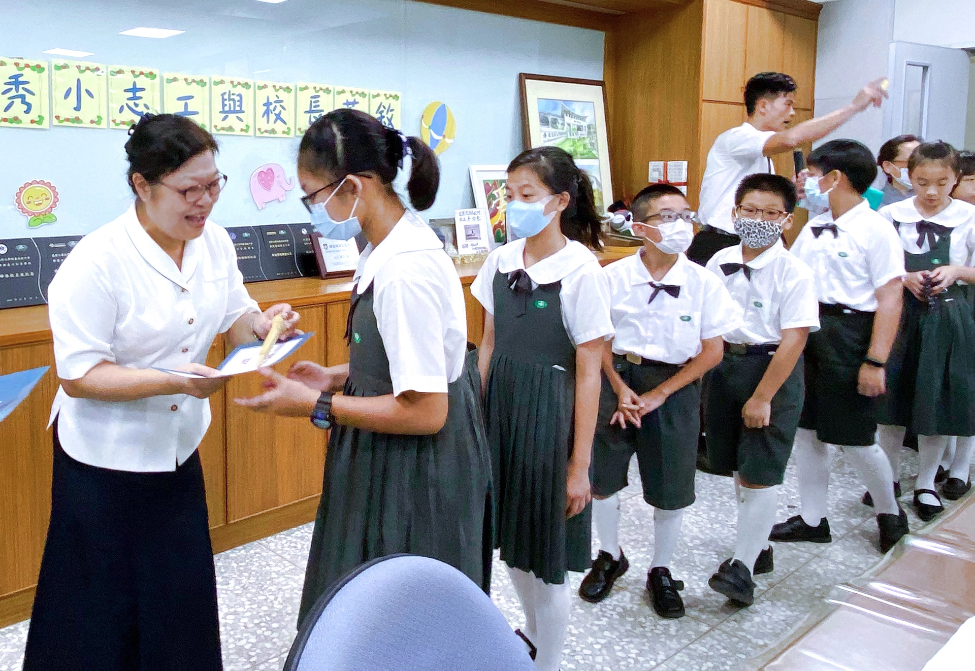 慈濟大學附屬高級中學附設國民小學部108學年度第二學期優秀小志工表揚活動,9日上午在會議室辦理,76位小志工獲得獎狀與紀念品。