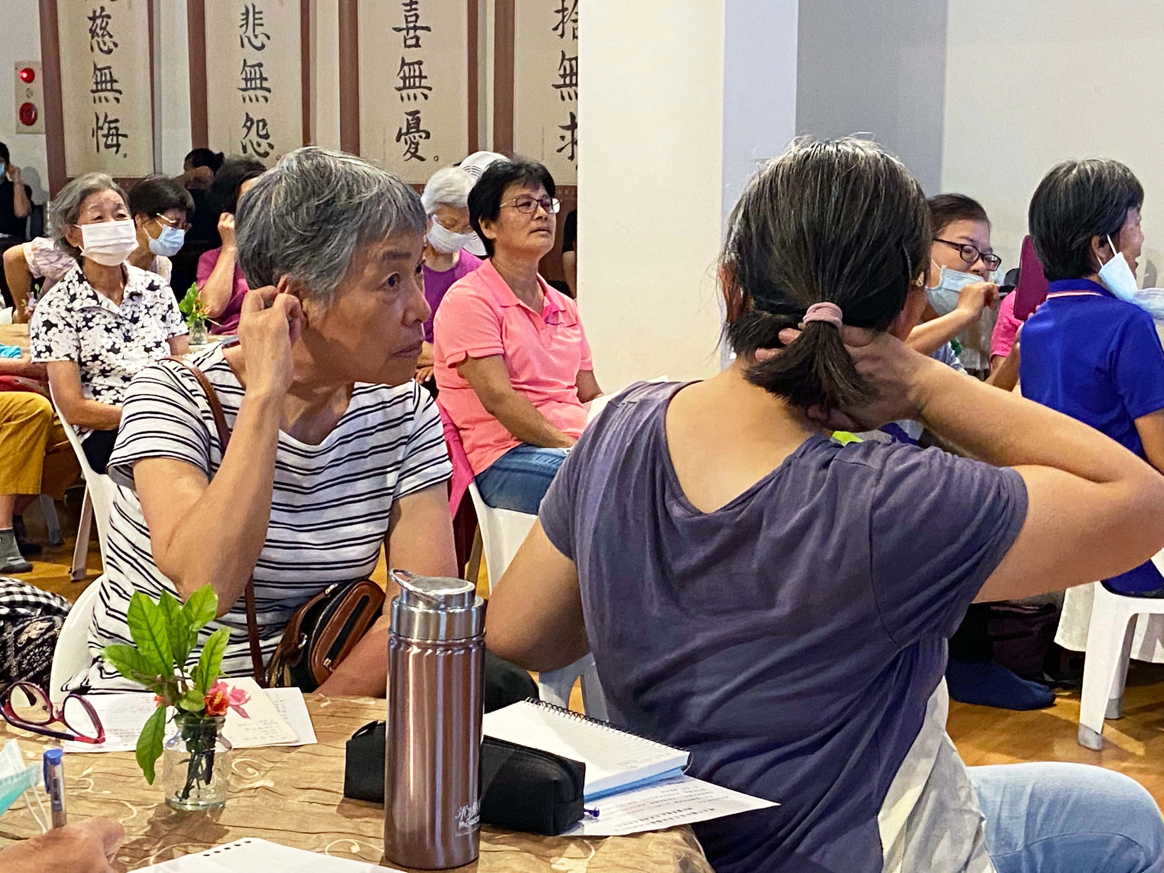 活動中大家一同檢查自己的身體,並學習護心操。