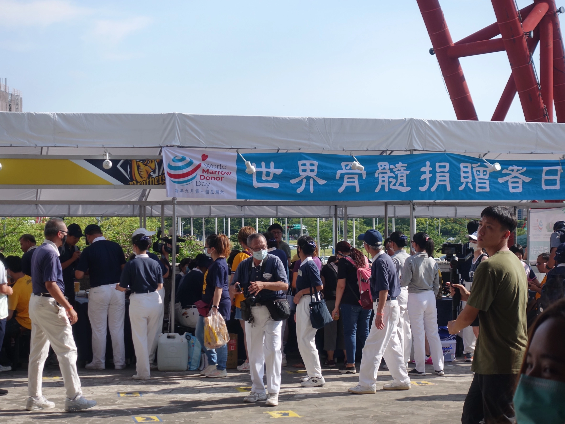 7月11日中職邀請慈濟在台中洲際棒球場推廣骨髓幹細胞建檔,傍晚立刻集滿超過100支。