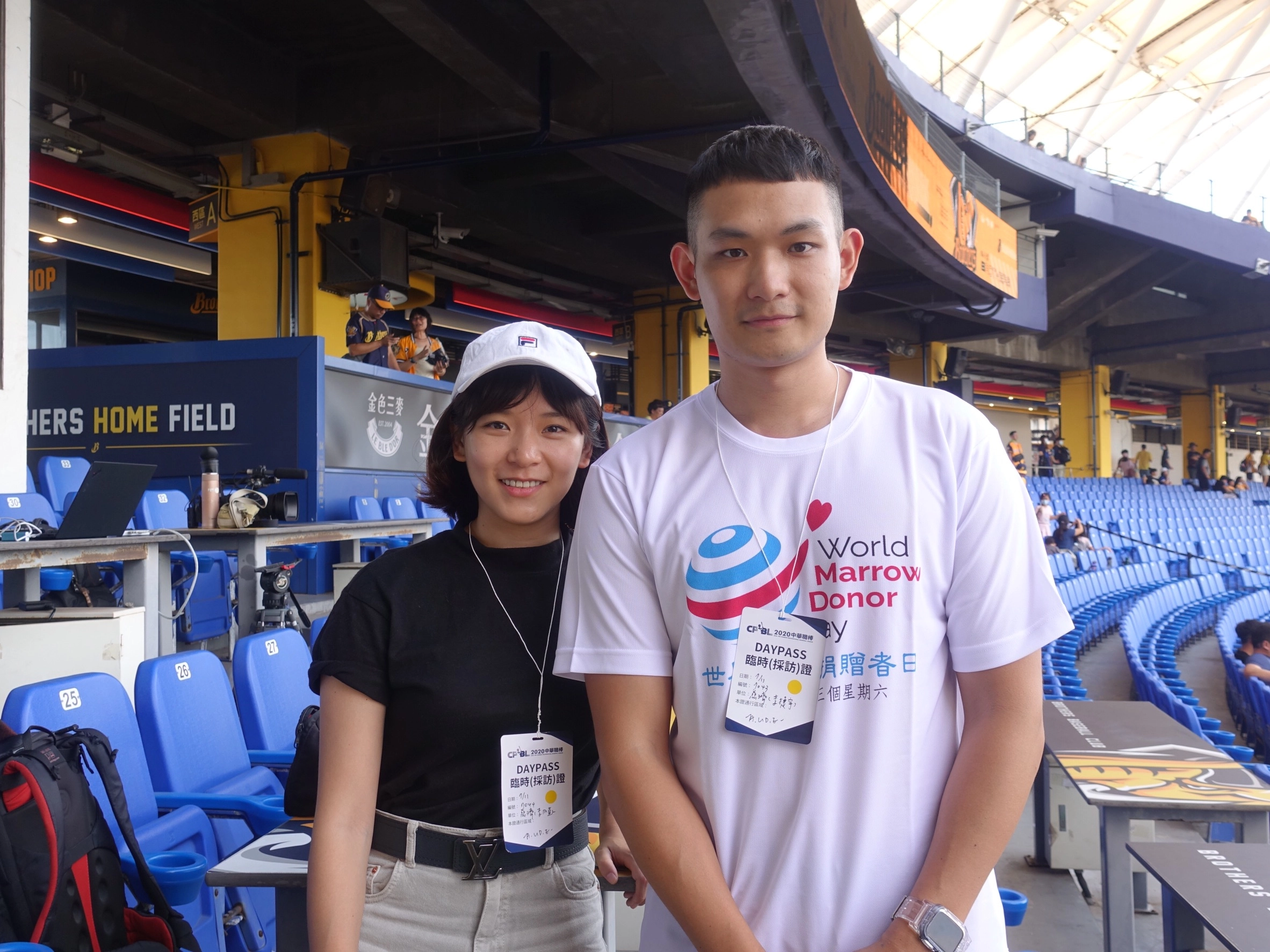 李捷宇(右)與姊姊前來台中洲際棒球場,李捷宇表示之前比較常打籃球,今天也特別連練習開球。