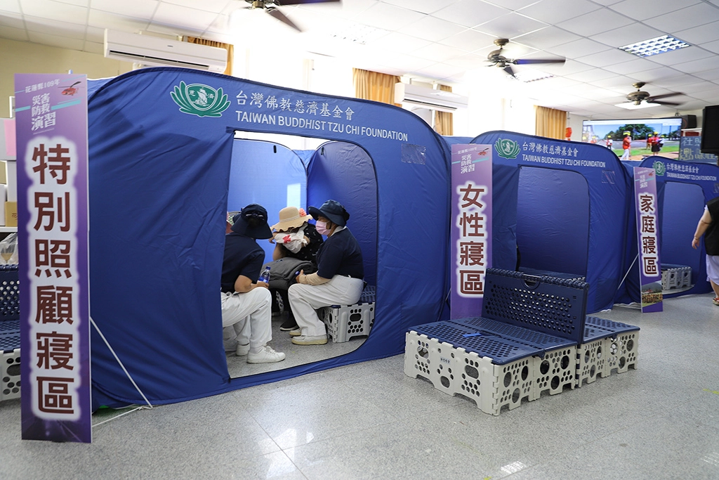 有鑑於0206花蓮大地震後收容中心的狀況,慈濟基金會積極設計福慧帳棚,希望讓收容災民能有隱私空間,特別於現場使用。