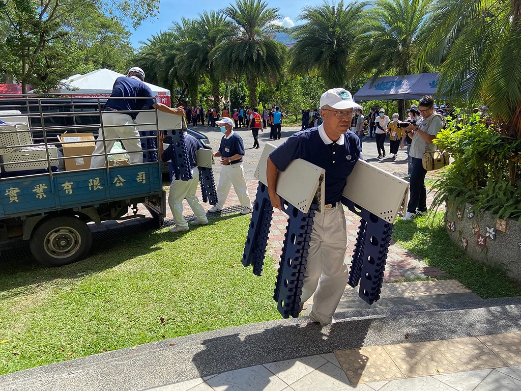 慈濟基金會配合進行災民收容演練,並於警報發布後才進行災區備場等,志工們迅速搬運器材,盡快完成安置區域。