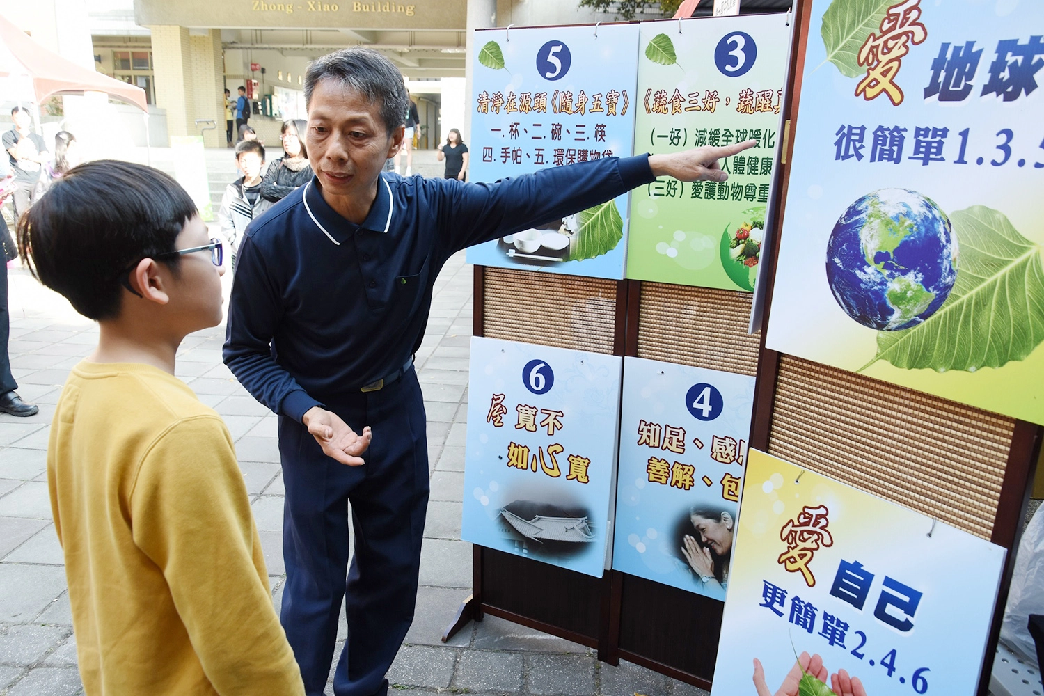 周錦志除了自己做環保,也到處分享環保概念。(攝影:王芊俋)