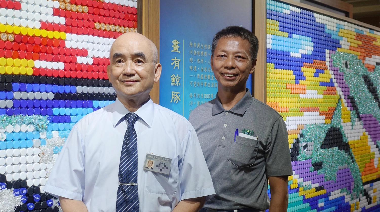台中慈濟環保30年特展中,慈濟志工王建忠(左)用回收的寶特瓶蓋設計出五彩繽紛的鯨豚出水圖。(攝影:陳誼謙)