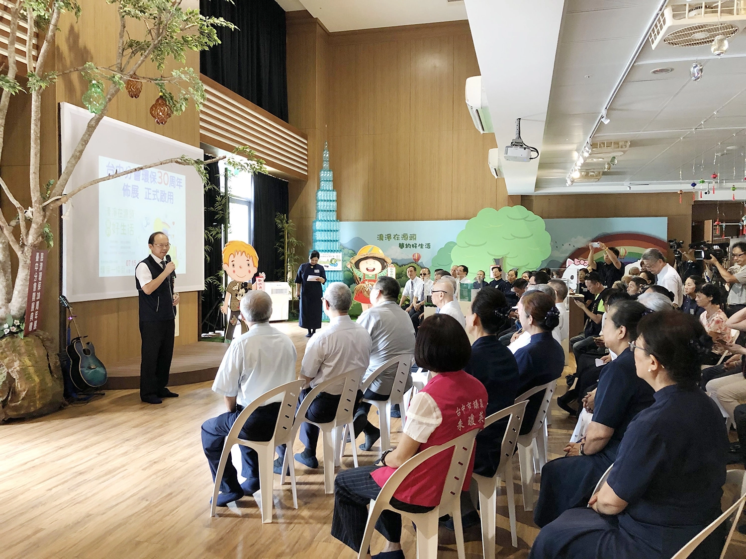 2020年7月15日在台中靜思堂為慈濟環保30年特展開幕。(攝影:許美惠)