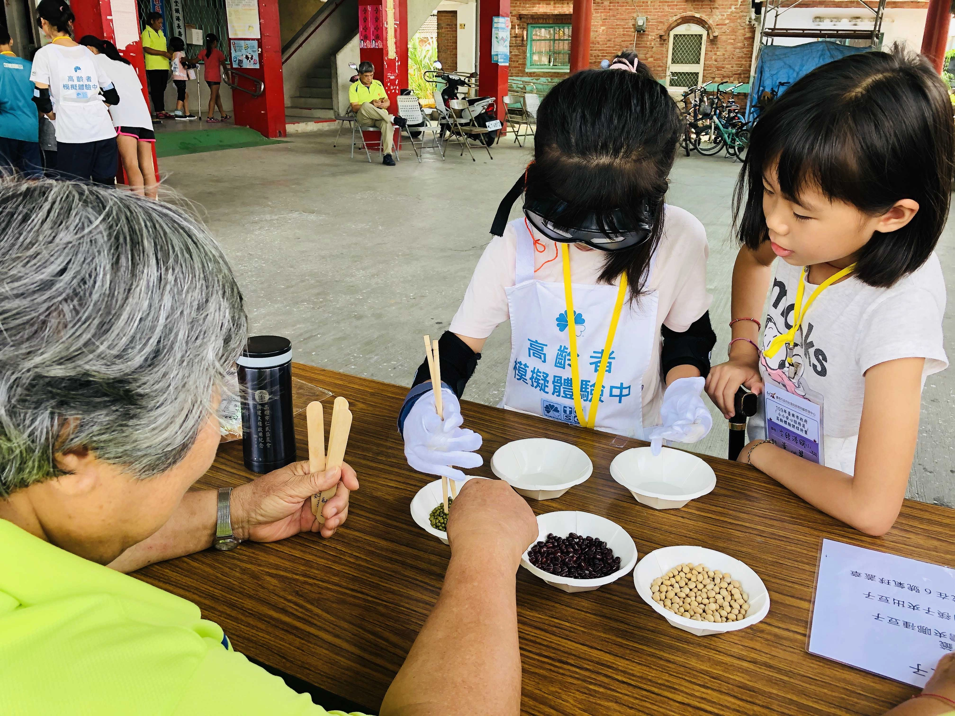 黃偉哲市長致力打造台南成為友善高齡城市，為了使民眾更深入體會高齡生活，進而更懂得尊重與同理，臺南市政府社會局連結本市社區照顧關懷據點、3所國民中學及7所國民小學，舉辦109年臺南市政府「小小安心服務員」高齡體驗課程。