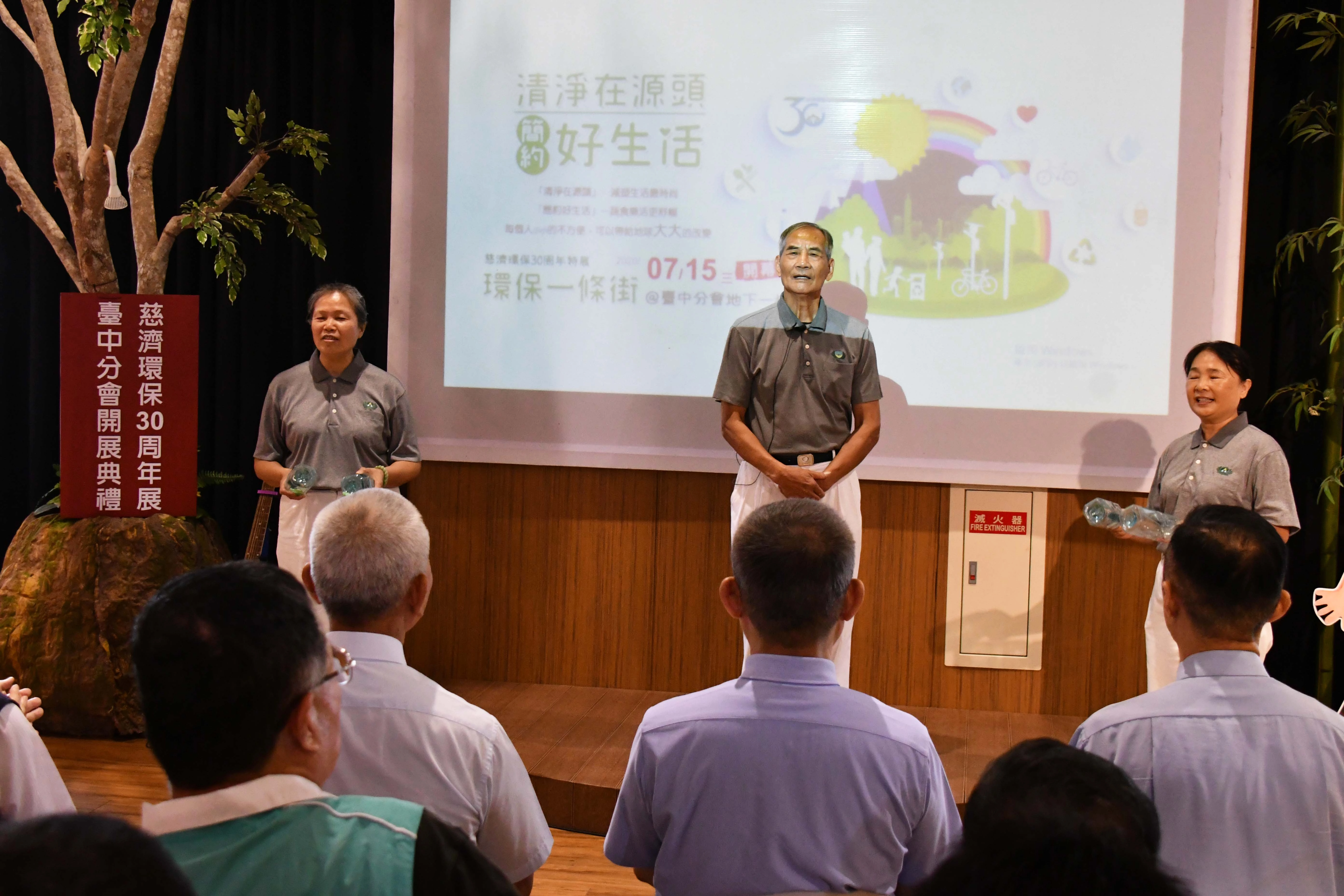 慈濟后里環保教育站窗口陳樹木(中),帶領團隊呈現環保數來寶。
