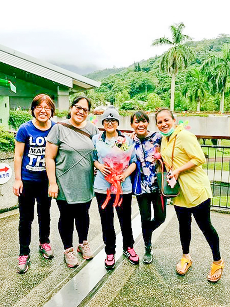 參加阿旻國中畢業典禮並留下合影,左起:花蓮慈院兒科病房劉淳吟專科護理師、李依蓉護理長、阿旻、鄭雅君督導、阿旻媽媽。