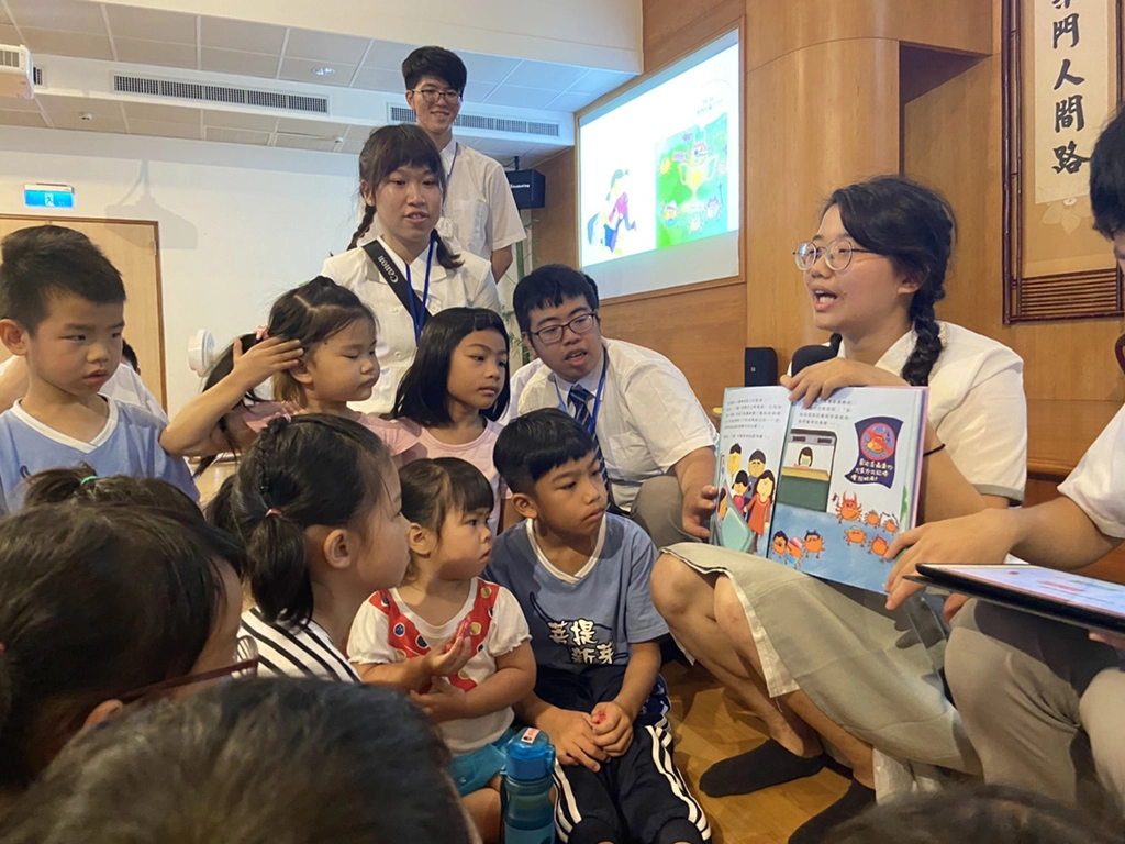 十九日在臺東靜思堂親子共讀,慈大的學生志工進行繪本導讀,每個小朋友都認真聆聽。