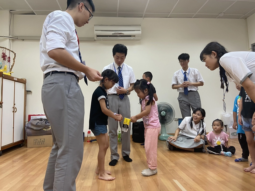 慈大學生帶領孩子2人一組用繩子保持平衡,從a點傳送至b點,訓練孩子的平衡感與團隊合作。