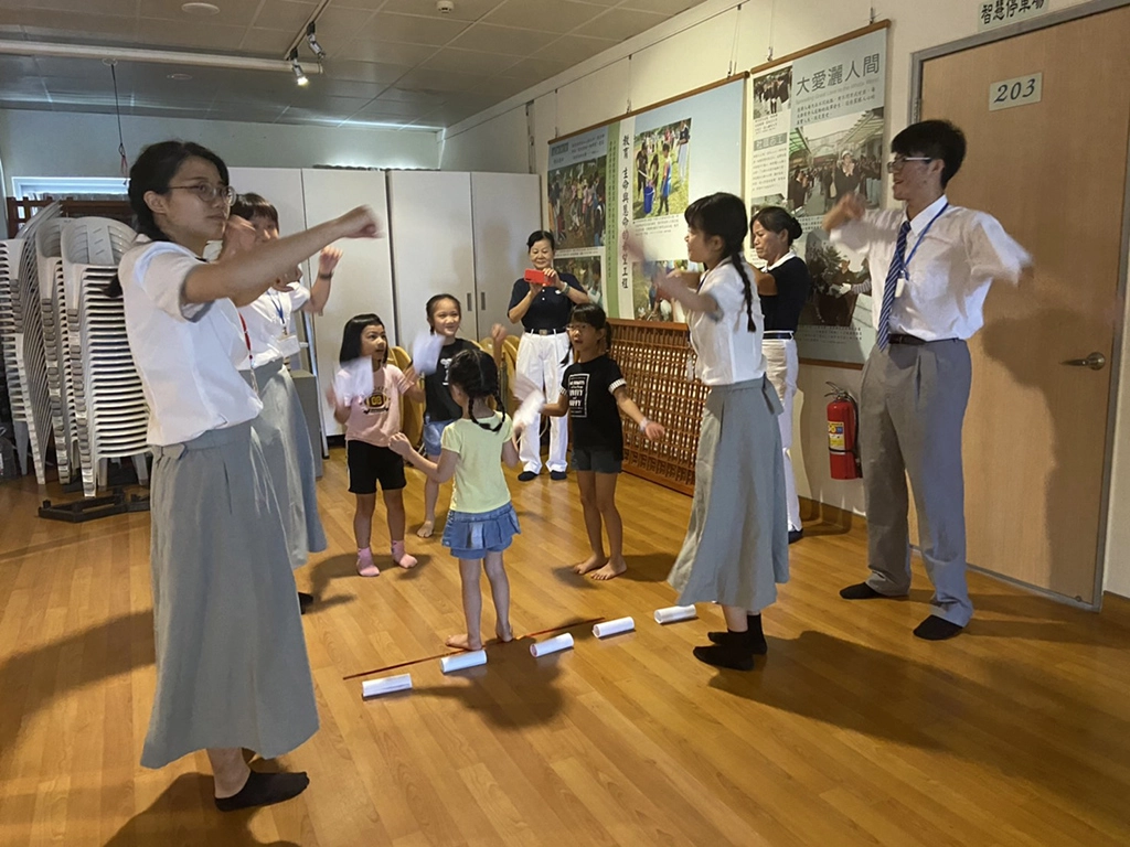 慈大醫學系的學生志工進行闖關活動,大哥哥大姊姊帶領每個小朋友唱唱跳跳。