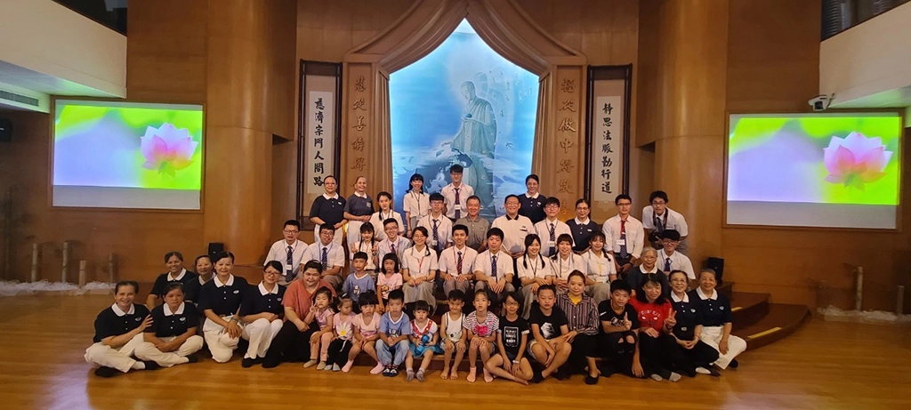 7月19日臺東靜思堂親子共讀活動上,慈大的學生志工與臺東志工,家長與小朋友們一同合影留念。