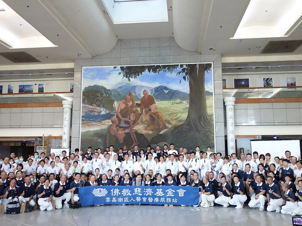 大林慈濟醫院20周年系列活動開跑,19日舉辦擴大往診,由院長賴寧生帶領院內醫師、護理師、藥師、行政團隊、慈濟訪視志工、雲嘉南區人醫會成員等二百多人,分別以25條動線前往雲嘉南區各地。