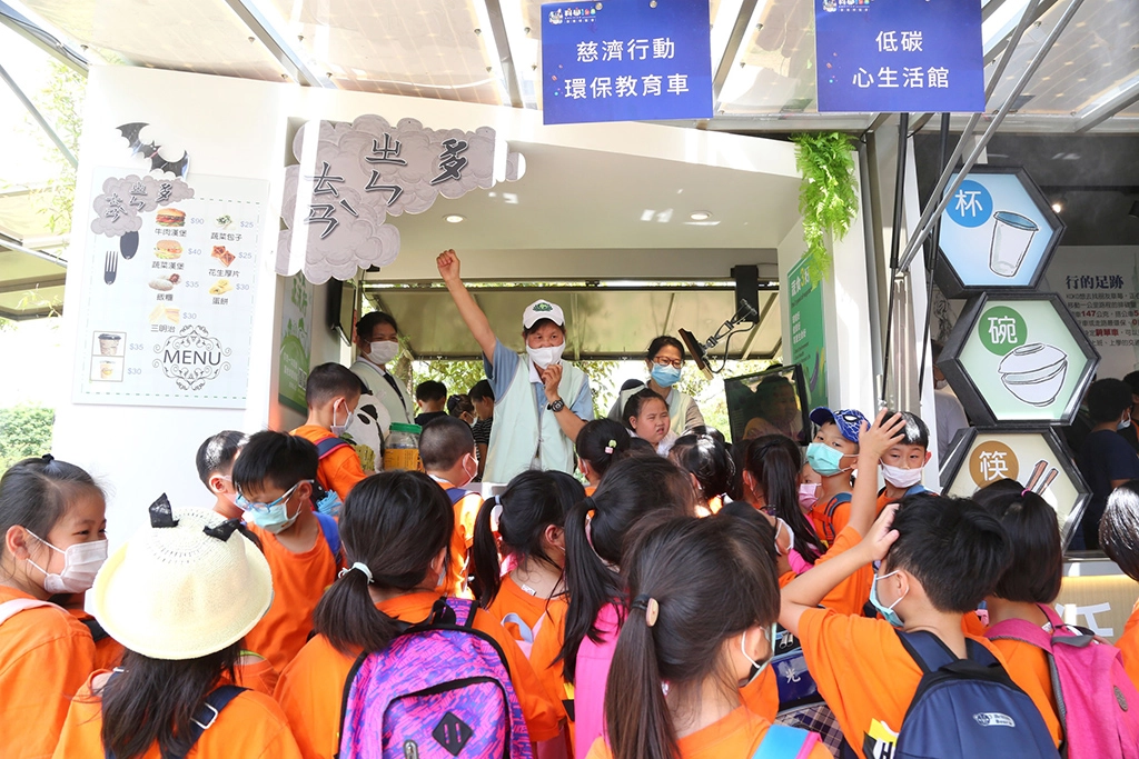 慈濟行動環保教育車在嘉義市「科學168教育博覽會」展場中,湧現排隊闖關參訪人潮。