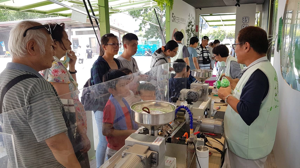 慈濟行動環保教育車在嘉義市「科學168教育博覽會」展場中,湧現排隊闖關參訪人潮。