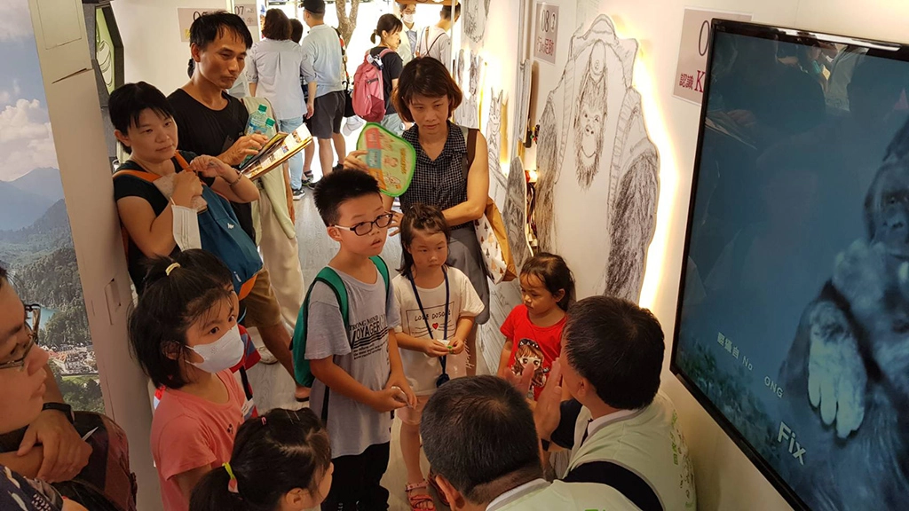 慈濟行動環保教育車在嘉義市「科學168教育博覽會」展場中,湧現排隊闖關參訪人潮。