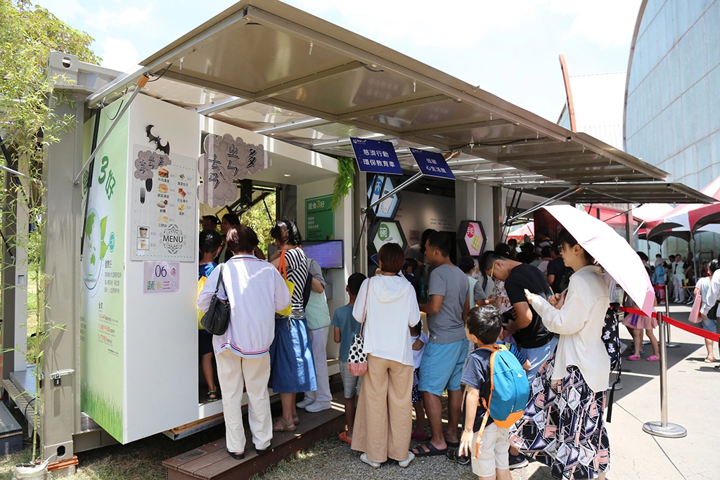 慈濟行動環保教育車在嘉義市「科學168教育博覽會」展場中,湧現排隊闖關參訪人潮。