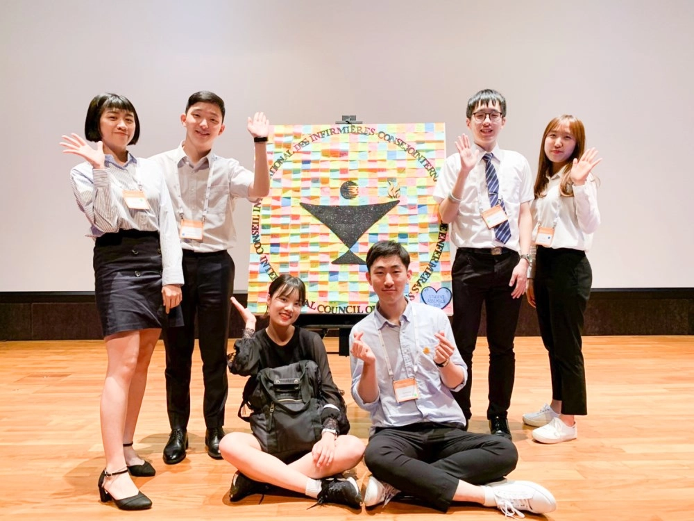 與各國學生共同完成的ICN Logo 作品,右二為慈濟大學護理學系柯智閔同學。