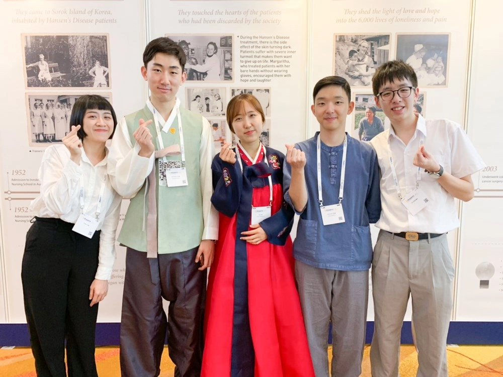 慈濟大學柯智閔(右一)與臺北醫學大學李宸儀(左一)獲選為臺灣護理學會參加2019 年國際護理大會(ICN) 的護生代表。圖為與韓國護生代表交流。