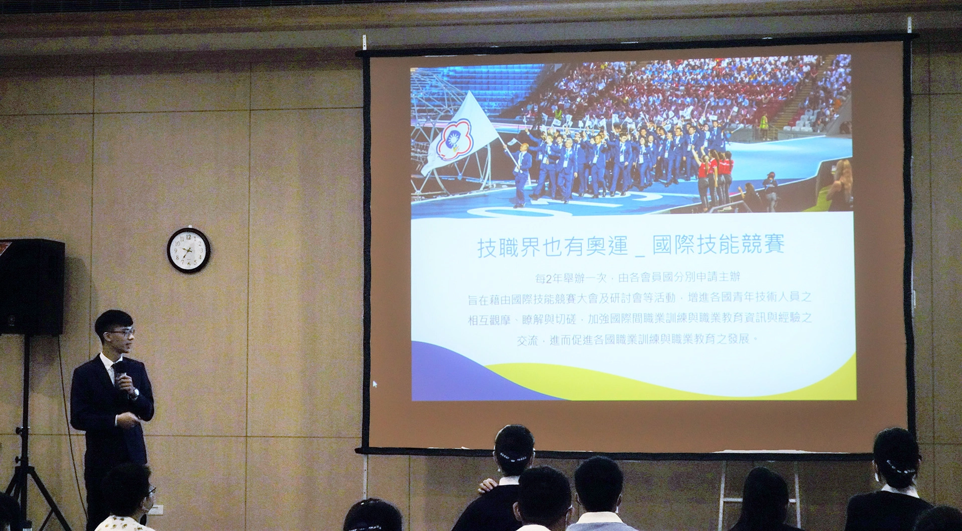 2020職涯體驗一日營於新店慈濟靜思堂舉行,,邀請了兩位國際技能競賽國手-2019國際技能競賽電氣裝配國手林諭敬、2011國際技能競賽油漆裝潢國手吳將,前來與學員分享他們如何成為國手以及箇中的甘苦