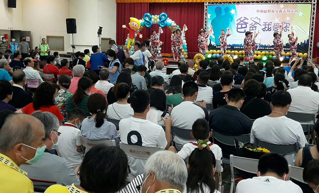 新北市中和區公所舉辦「109年模範父親表揚大會」,在38位表揚的典範人物當中,就有3位是資深的慈濟志工。