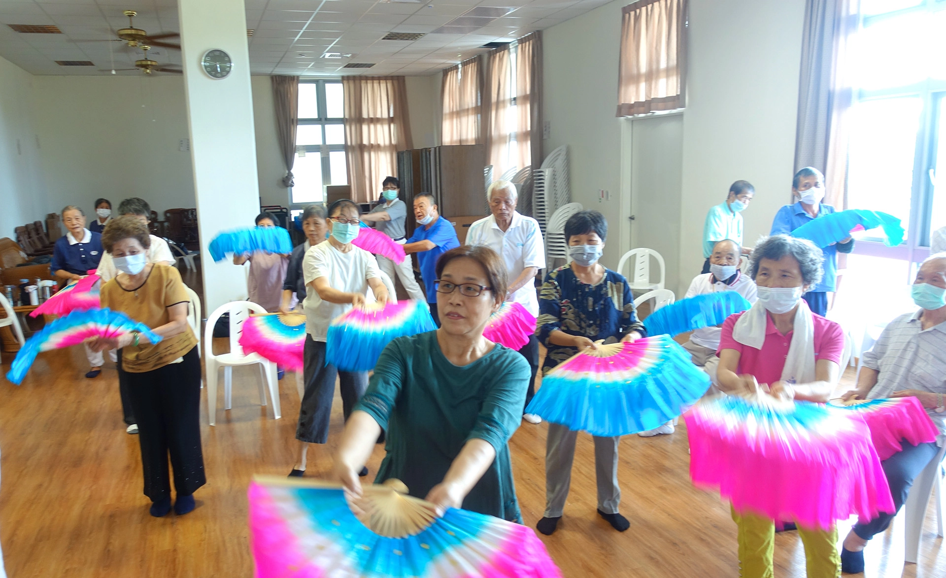 慈濟苗栗園區C級長照據點每週二次上課, 7月16日志工播放〈甜蜜蜜〉老歌,讓長者們跳著扇子舞。