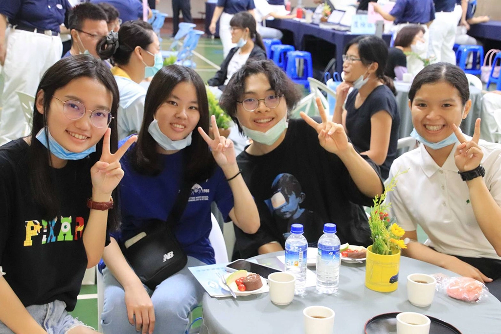 2020年7月26日對鄭暐馨(右一)是一個有義意又充實的日子,她送給自己的18歲禮物─大愛捐髓卡。左起:李芝頤、陳翊真、王建勳、鄭暐馨。