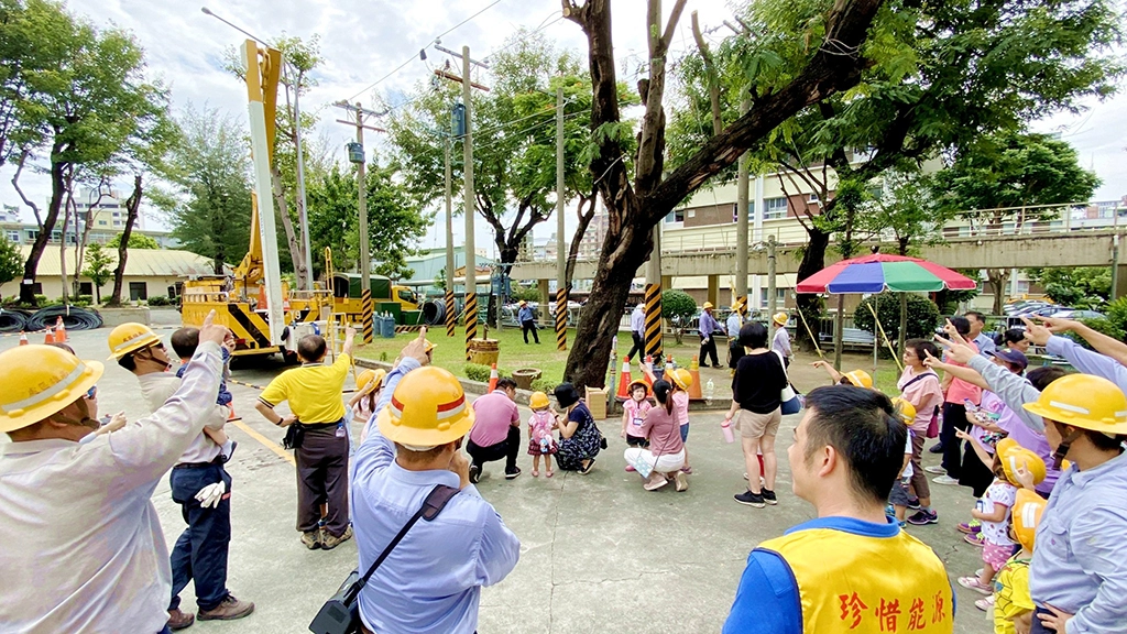 父親節即將到來,台電高雄區處今(30)日舉辦家庭親子日活動,近30位台電員眷實地體驗台電爸爸的工作情況,包括工作前進行台電獨有的工作安全指認呼喚、跟著老爸爬電桿及搭昇空車,現場歡笑聲不斷、氣氛溫馨。