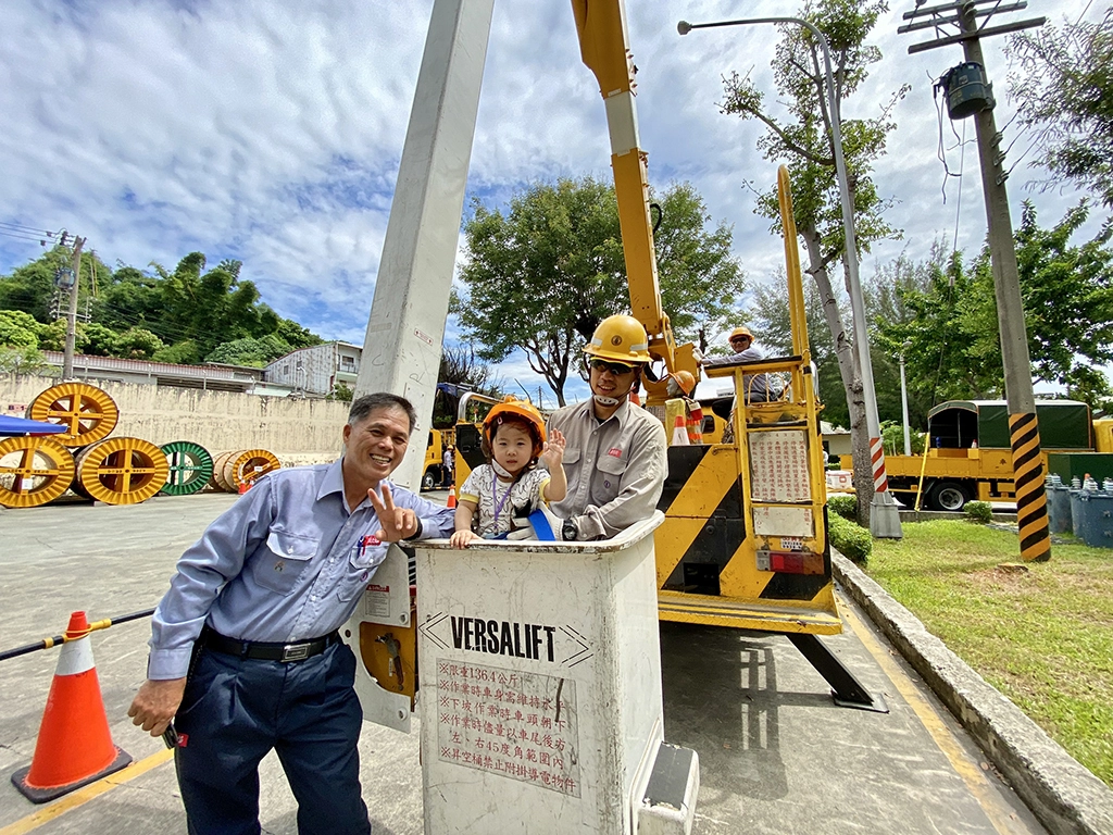 在台電服務40年,從台電爸爸升格為台電阿公的台電員工林玉松,今(30)日帶著家眷和3歲小孫女參加台電高雄區處舉辦的家庭親子日活動,讓小孫女在父親節前可以實地體驗阿公工作時的昇空車。