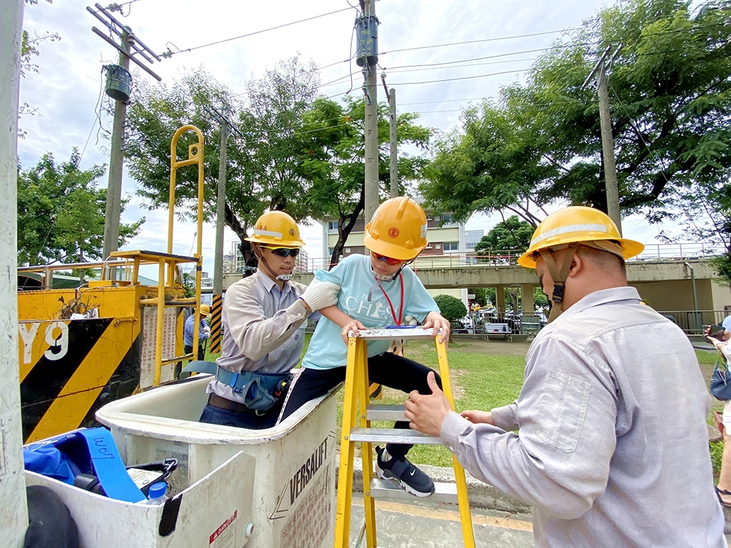 台電爸爸辛苦了!台電高雄區處舉辦家庭親子日活動,父親節前特別讓員工小孩們進到區處體驗爬電桿和搭昇空車等活動,許多孩子第一次和搭乘爸爸們工作時的昇空車,感到既開心又興奮。