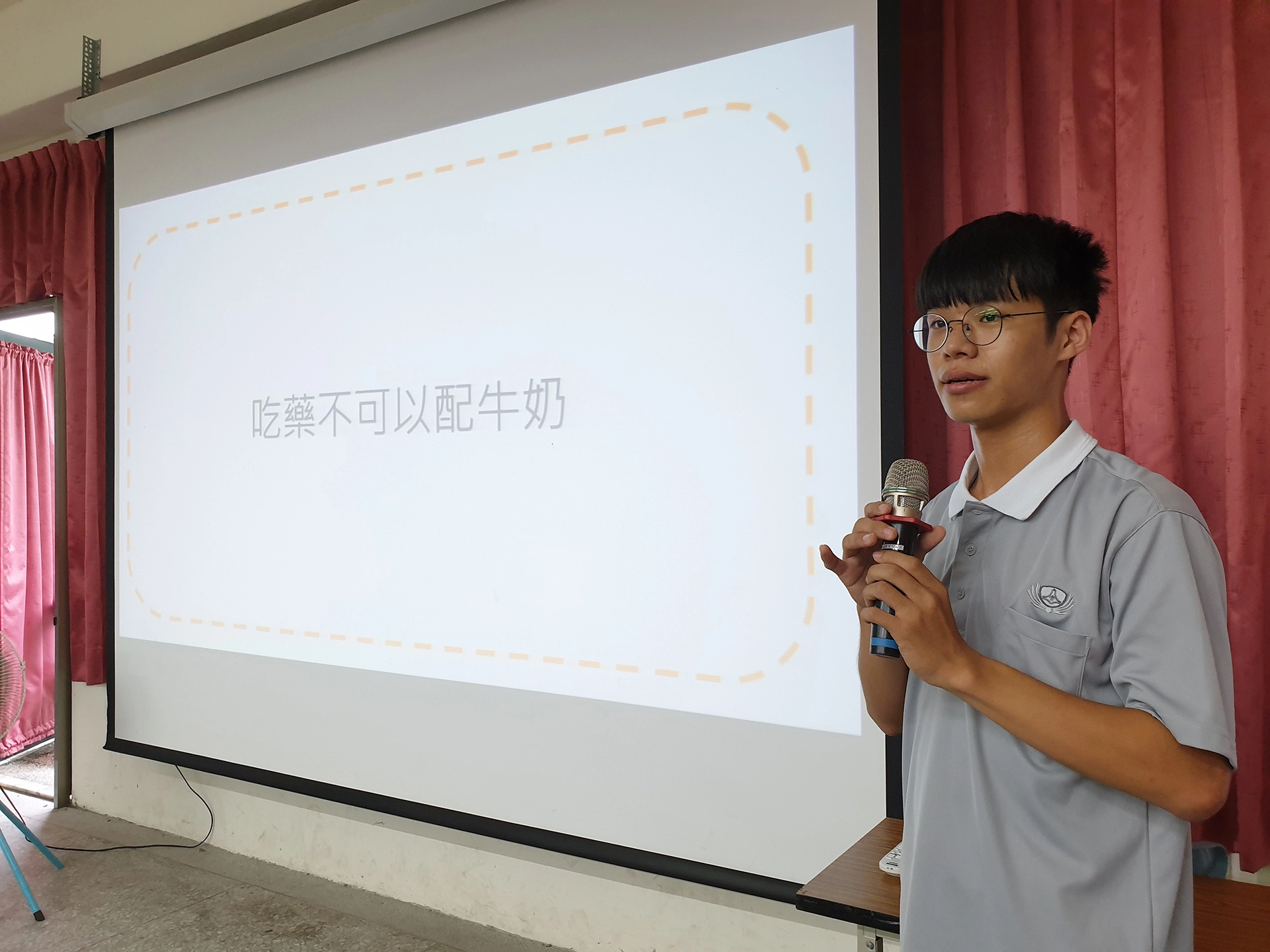為了準備今天的課程,同學將平時上課所學整理成活潑的教材,護理系二年級曾俊諺同學表示,剛開始會擔心學生的反應,但是這裡的學生很活潑,讓他們信心大增,也藉由今天的服務,增進自己的衛教技巧。