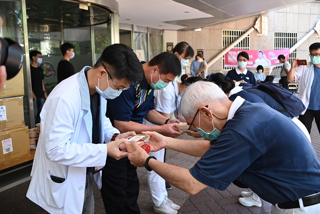 慈濟臺東志工將素食便當雙手奉上給醫護人員,感謝他們守護第一線。