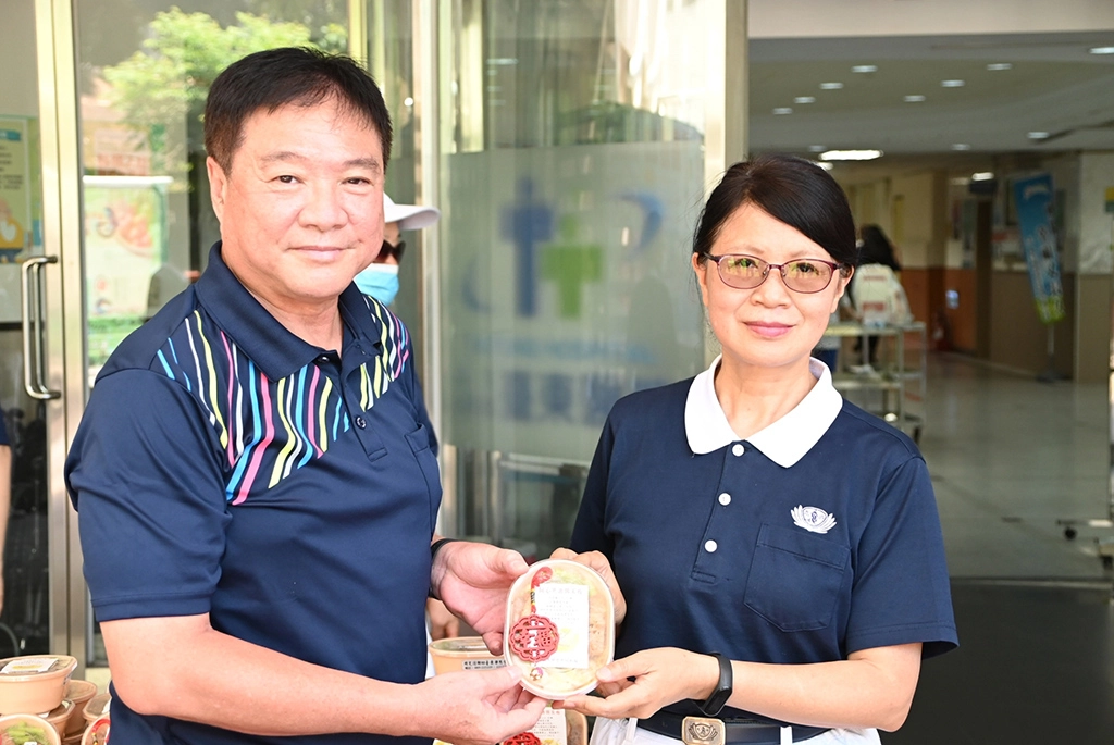 慈濟推動全球祈禱茹素活動,供齋150個素食便當,讓臺東醫院員工與慈濟共同虔誠齋戒弭災疫,每個人都可以素一素。