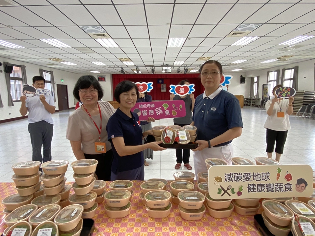 臺東稅務局長李素琴感謝慈濟這次提供素便當,其實多年前慈濟就有供齋過,當時不少同仁對慈濟的素便當念念不忘,重點是很多人也因此開始茹素,目前局內有約3成的人都蔬食。